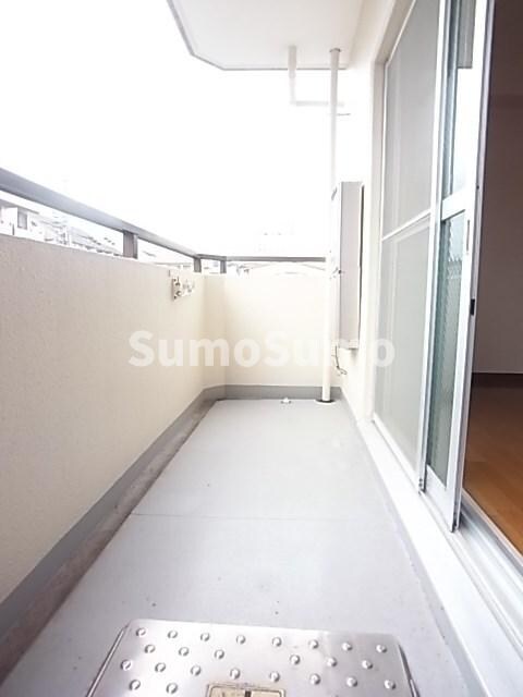 物件内観写真11　(外からの目が気にならないバルコニーで洗濯物が干せます)