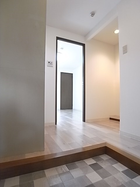 物件内観写真3　(落ち着いた玄関です)