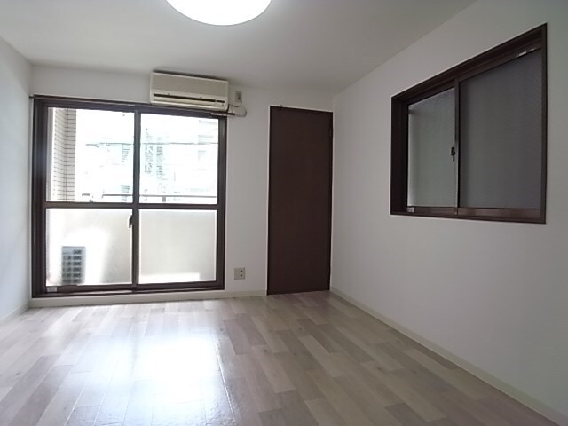 物件内観写真4　(おしゃれな居間です)