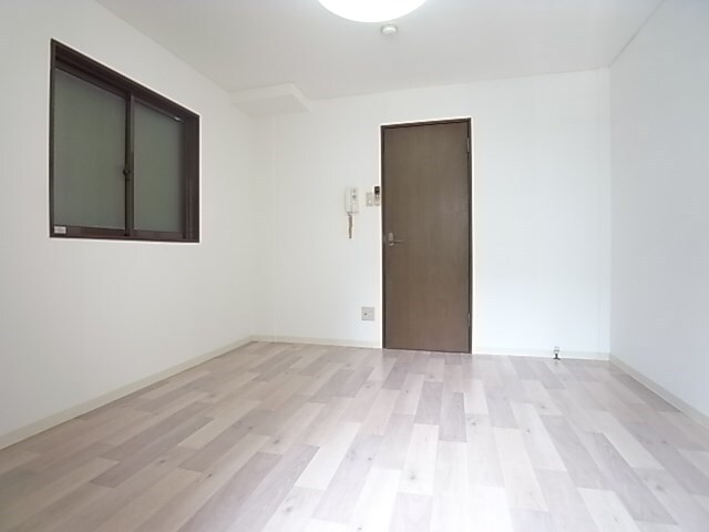 物件内観写真6　(開放的な寝室です)