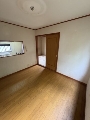 物件内観写真2　(こちらの居間で趣味の時間をお楽しみください)