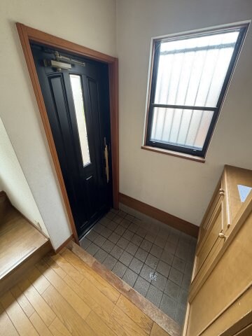 物件内観写真6　(収納もある玄関です)