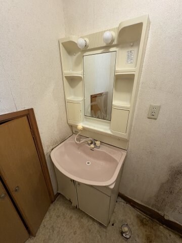 物件内観写真9　(明るい洗面所です)