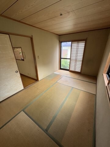 物件内観写真19　(落ち着いた色調の寝室です)