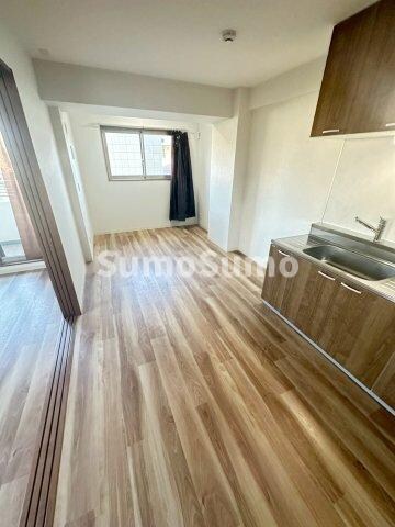 物件内観写真5　(おしゃれな居間です)