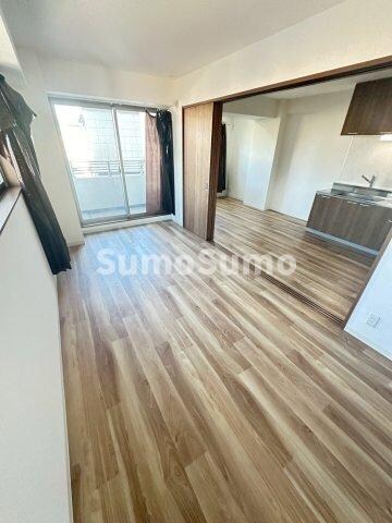 物件内観写真7　(落ち着いた色調の寝室です)