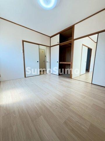 物件内観写真5　(こちらの居間で趣味の時間をお楽しみください)