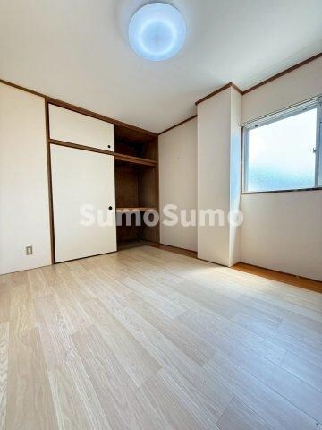 物件内観写真10　(落ち着いた色調の寝室です)