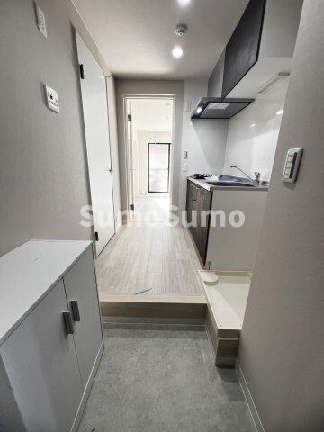 物件内観写真3　(明るい玄関です)