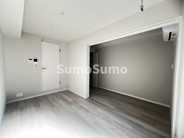 物件内観写真17　(開放的な寝室です)