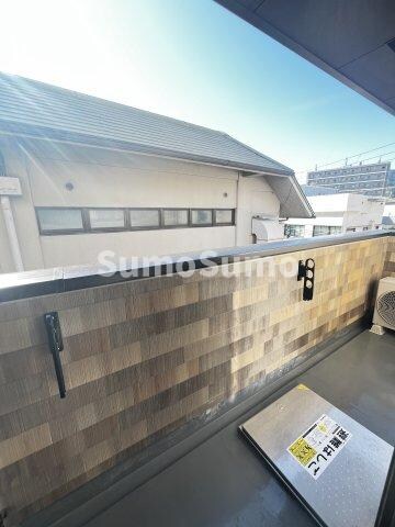 物件内観写真3　(開放的で明るい空間を演出してくれるバルコニーです)