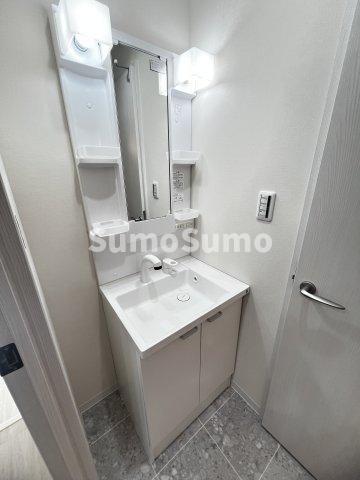 物件内観写真19　(朝の身支度には欠かせない独立洗面化粧台)