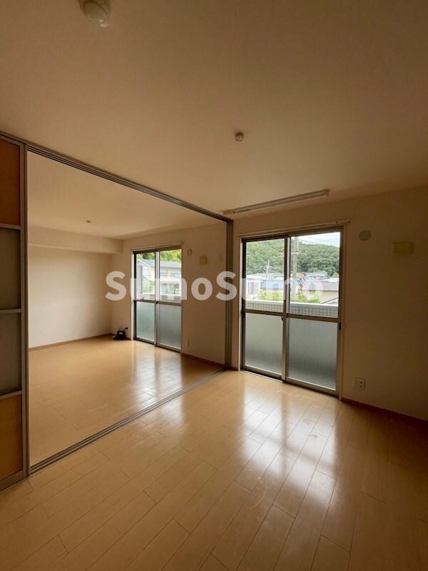 物件内観写真5　(おしゃれな居間です)