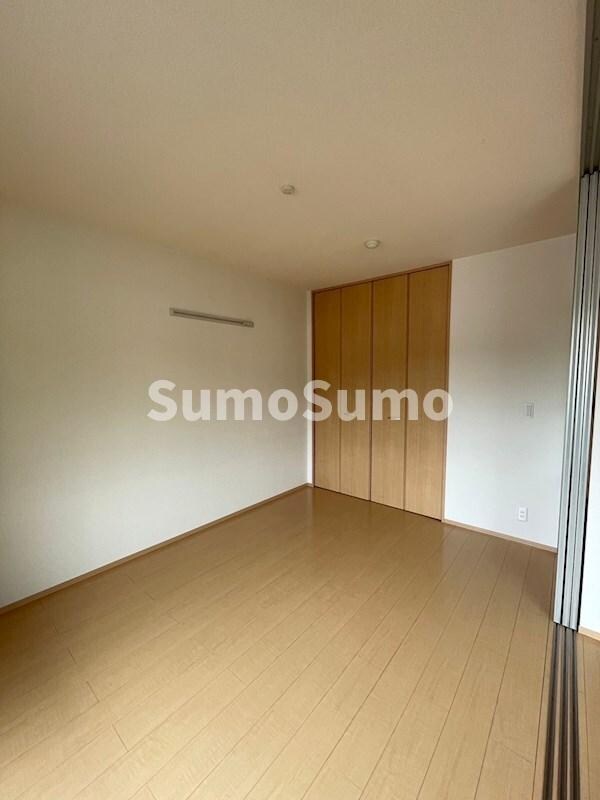 物件内観写真10　(個人の部屋や寝室として使える洋室です)