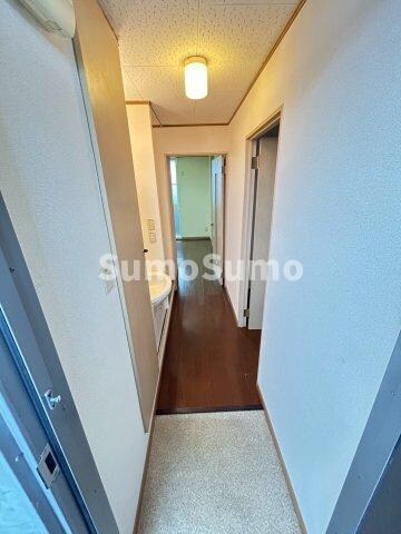 物件内観写真3　(ゆったりとした玄関です)