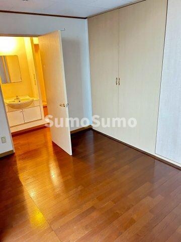 物件内観写真18　(落ち着いた色調の洋室です)