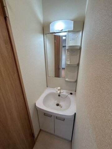 物件内観写真10　(明るい洗面所です)