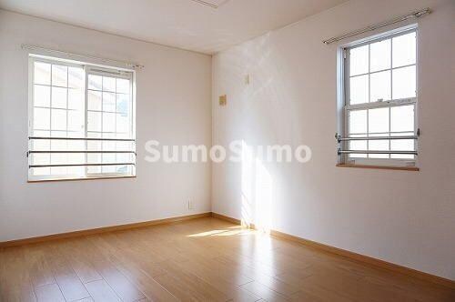 物件内観写真6　(落ち着いた色調の寝室です)