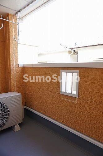 物件内観写真12　(開放的で明るい空間を演出してくれるバルコニーです)