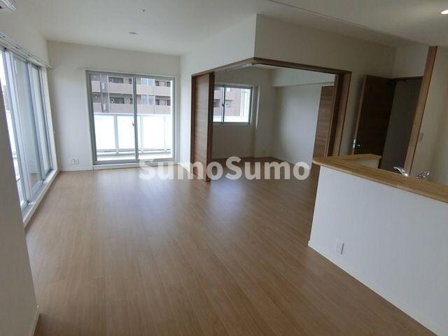 物件内観写真3　(ゆったり過ごせる居間です)