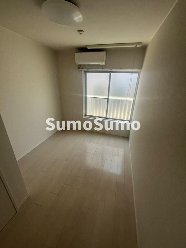 居室(落ち着いて過ごせるお部屋なので、寝室にいかがでしょうか)