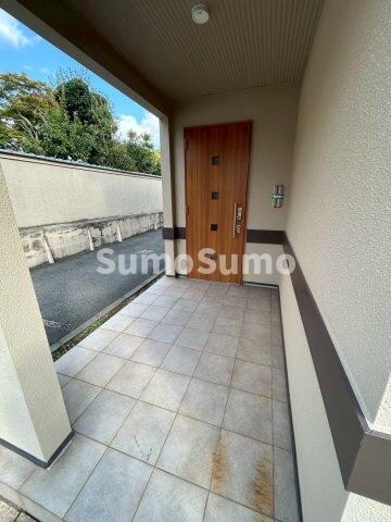 物件外観写真2　(ゆとりのあるエントランスです)