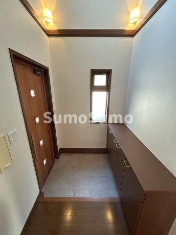 物件内観写真4　(落ち着いた玄関です)