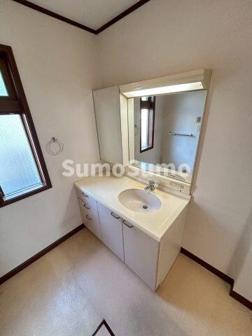 物件内観写真8　(独立洗面化粧台が付いています)