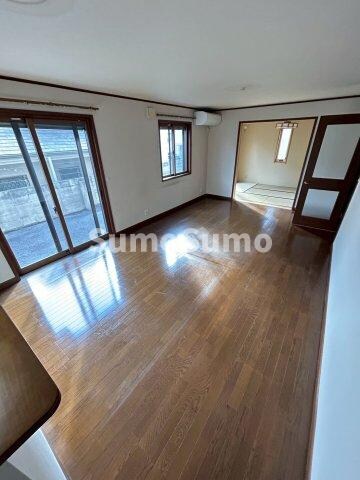 物件内観写真14　(ゆったりとした居間です)