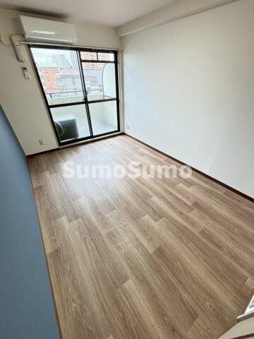 物件内観写真5　(ゆったりとした居間です)