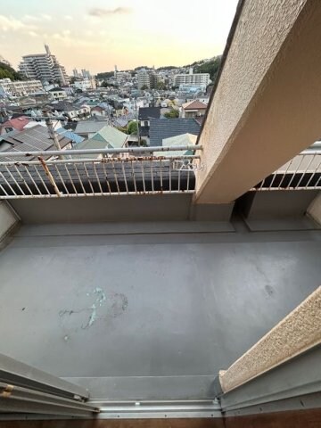 物件内観写真8　(暖かな日差しのふりそそぐバルコニー)