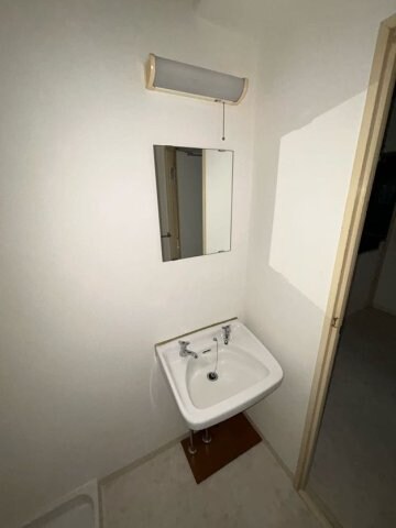 物件内観写真10　(明るい洗面所です)