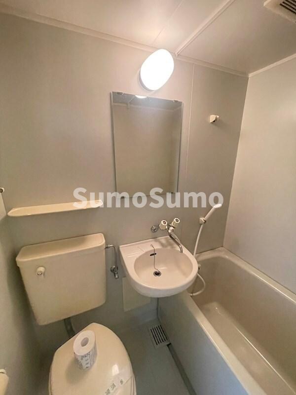 物件内観写真11　(独立洗面台あり、毎朝おしゃれに忙しい女性の方におすすめです)