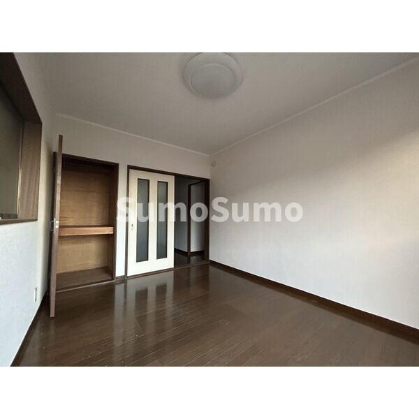 物件内観写真2　(こちらの居間で趣味の時間をお楽しみください)