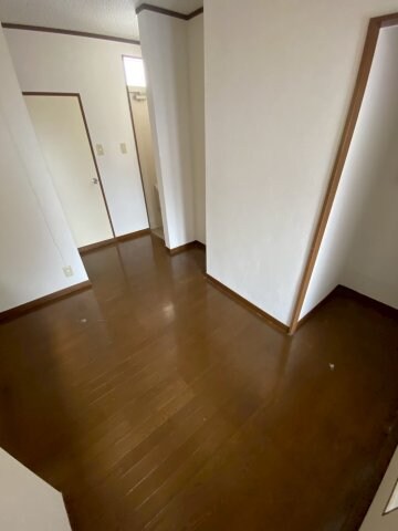 物件内観写真4　(広くて明るい寝室)