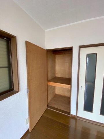 物件内観写真10　(大きなスペースがあり、収納には困りません)