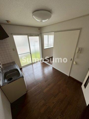 物件内観写真4　(こちらのリビングで趣味の時間をお楽しみください)