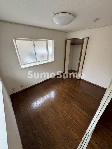 物件内観写真6　(広くて明るい寝室)