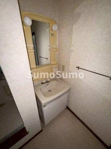 物件内観写真9　(明るい洗面所です)