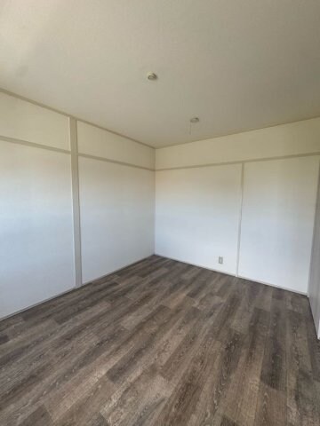 物件内観写真5　(開放的な寝室です)