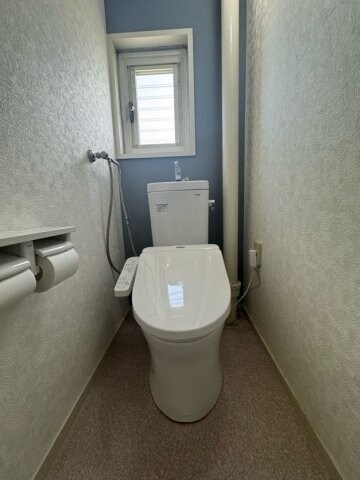 物件内観写真9　(落ち着いた色調のトイレです)