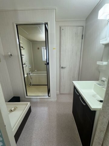 物件内観写真17　(ゆったりとスペースのある洗面所)