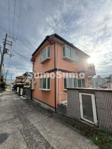 物件外観写真2　(外観は落ち着いています)