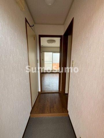 物件内観写真3　(収納もある玄関です)