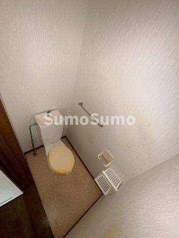 物件内観写真8　(落ち着いた色調のトイレです)