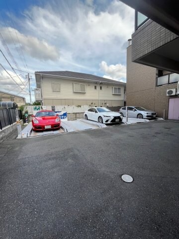 物件外観写真2　(車をお持ちの方に嬉しい駐車場付きの物件です)