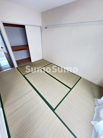 物件内観写真6　(和室がひろがる居住スペース)