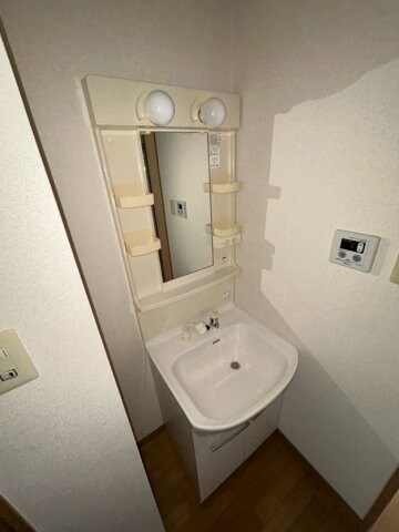 物件内観写真10　(明るい洗面所です)