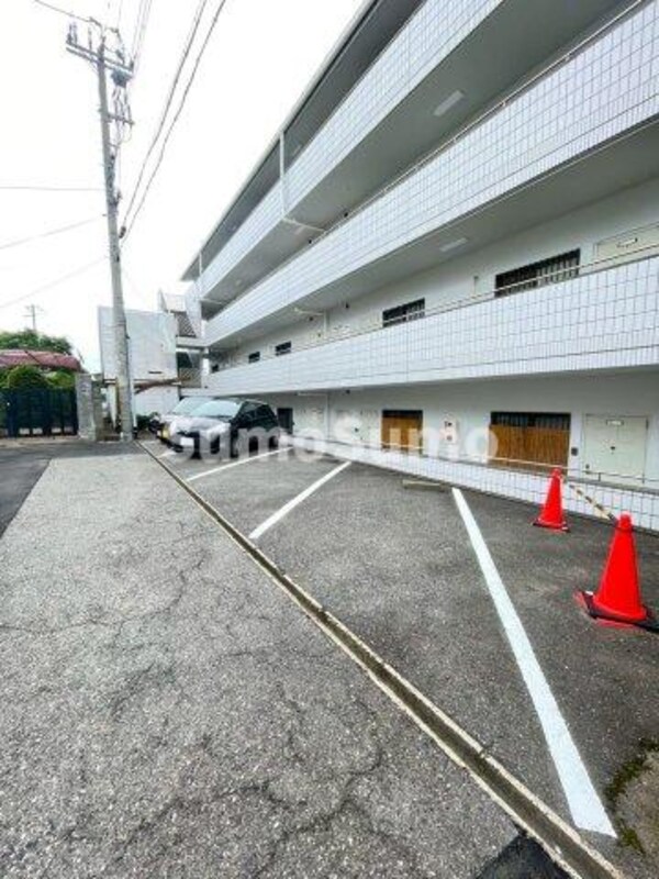 駐車場(駐車場に車を止められます)