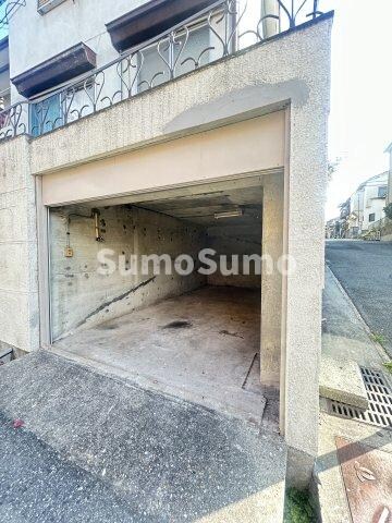 物件外観写真2　(駐車スペースもあります)